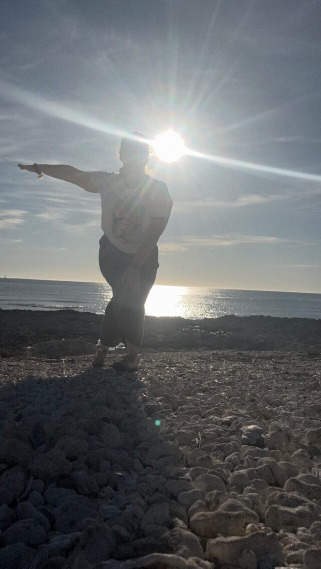 La pratique du yoga Nirvana peut se faire à tout moment de la journée quand on en ressent le besoin. 

Le matin pour déverrouiller son corps, pendant la@pause déjeuner s’autoriser une vraie pause pour apaiser son système nerveux qui peut être très solliciter et le soir pour relâcher les tensions accumulée pendant le journée 

C’est une pratique complète qui allie le corps et l’esprit 🙏🏼
