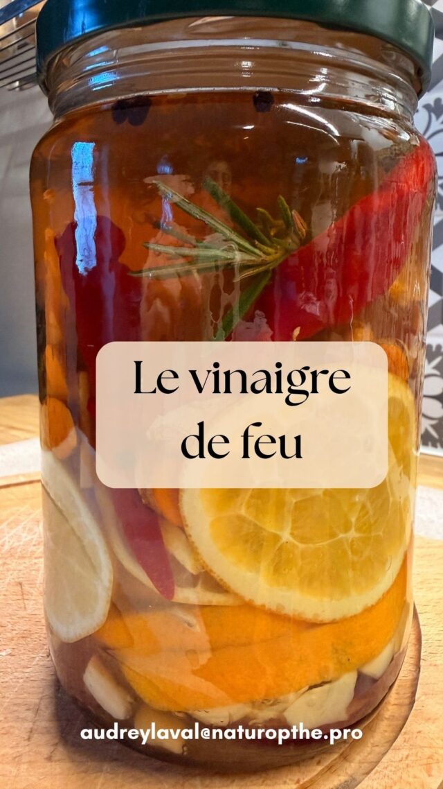 🔥 Le vinaigre de feu . Le petit coup de pep’s de l’automne !

Les températures baissent, les journées raccourcissent et on ressent parfois le besoin de prendre davantage soin de soi.

Avec ses ingrédients aromatiques et son petit côté piquant, le vinaigre de feu est un condiment original à intégrer dans ton quotidien !

🌶️ Dans une vinaigrette, sur des légumes ou pour relever tes plats, il apporte du caractère à ton assiette !

⚠️ Attention, il pique ! À éviter chez les jeunes enfants et à adapter si tu as un système digestif sensible.

🍎 Envie d’en savoir plus ? Je t’ai préparé un article complet sur mon blog avec ma recette et les informations utiles pour découvrir le vinaigre de feu !
👉 https://naturopathe.pro/le-vinaigre-de-feu-recette-et-bienfaits/

❤️ Et si ce contenu te plaît, tu peux me soutenir en laissant un petit like, un commentaire ou en partageant ce Reel.
Ces petits gestes comptent énormément pour moi. Ils m’encouragent à continuer de partager avec toi des astuces naturelles, des recettes et des conseils simples, faciles à intégrer dans notre quotidien. Parce que prendre soin de soi ne devrait pas être compliqué ! 🌿

Merci d’être là et de faire vivre cette belle aventure à mes côtés. 🫶🏼💫

#recettesimple #naturopathie #prendresoindesasanté #vinaigredefeu
